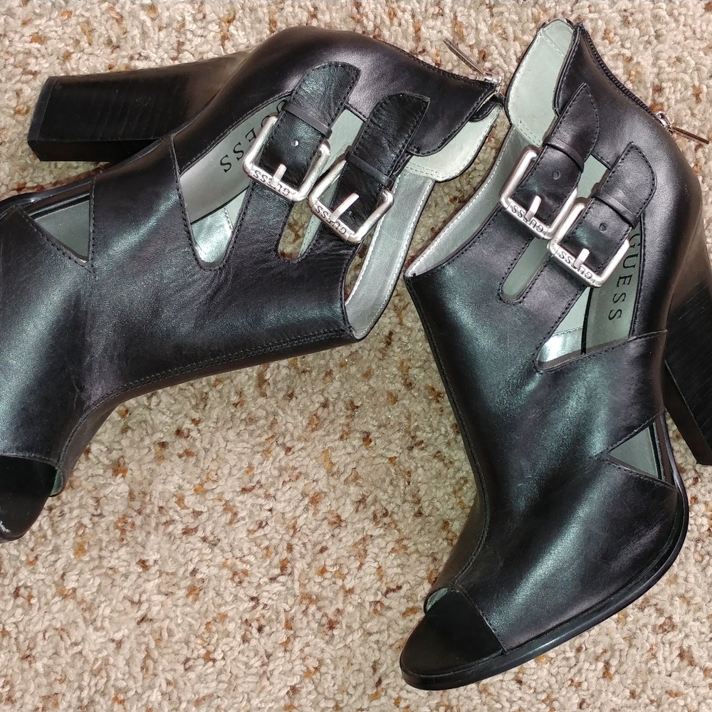 Black high heel Guess sandles